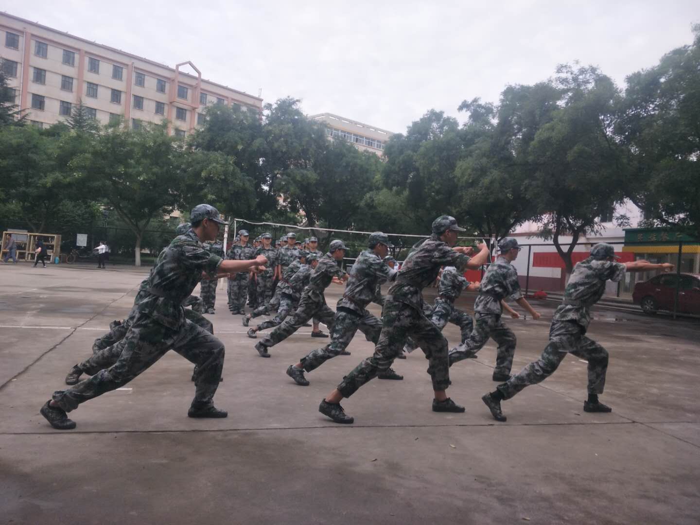 新科技专修学院新一届学员正在军训
